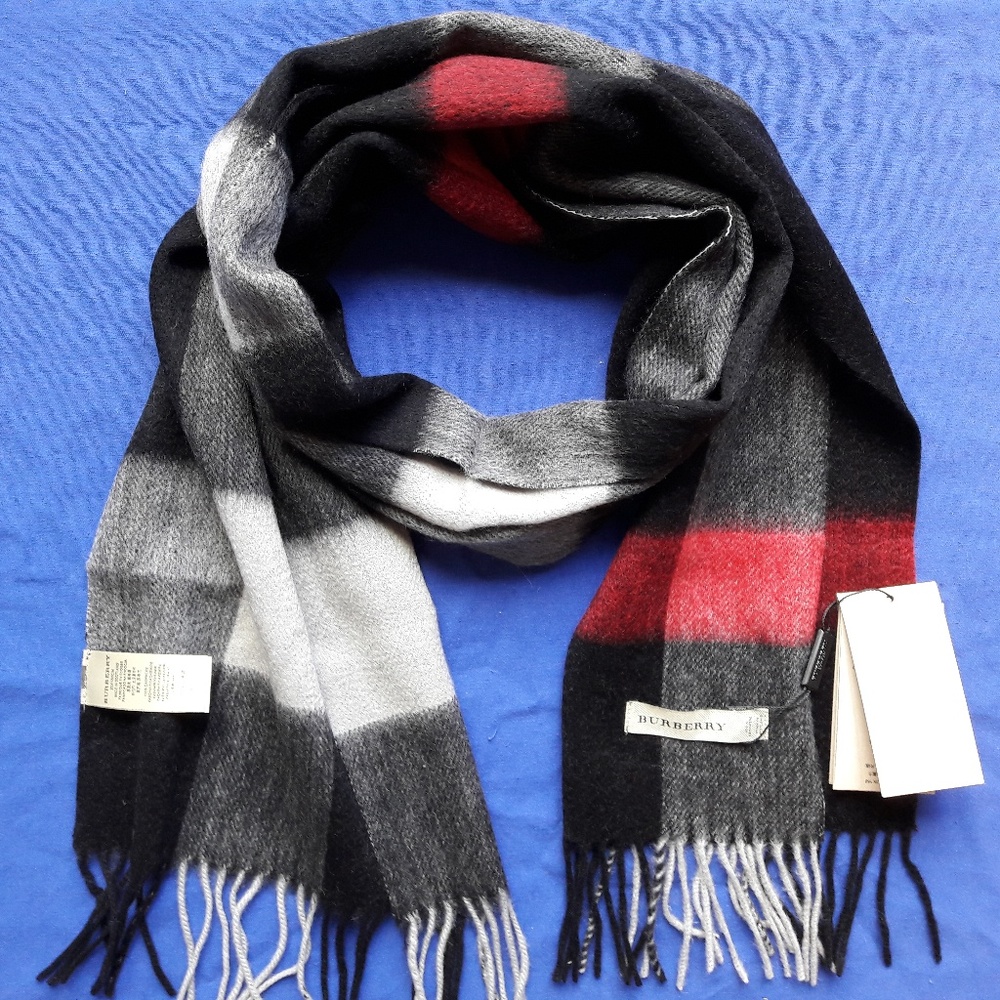 BURBERRY WOMEN`S CASUAL DARK GRAY RED SCARF NWT